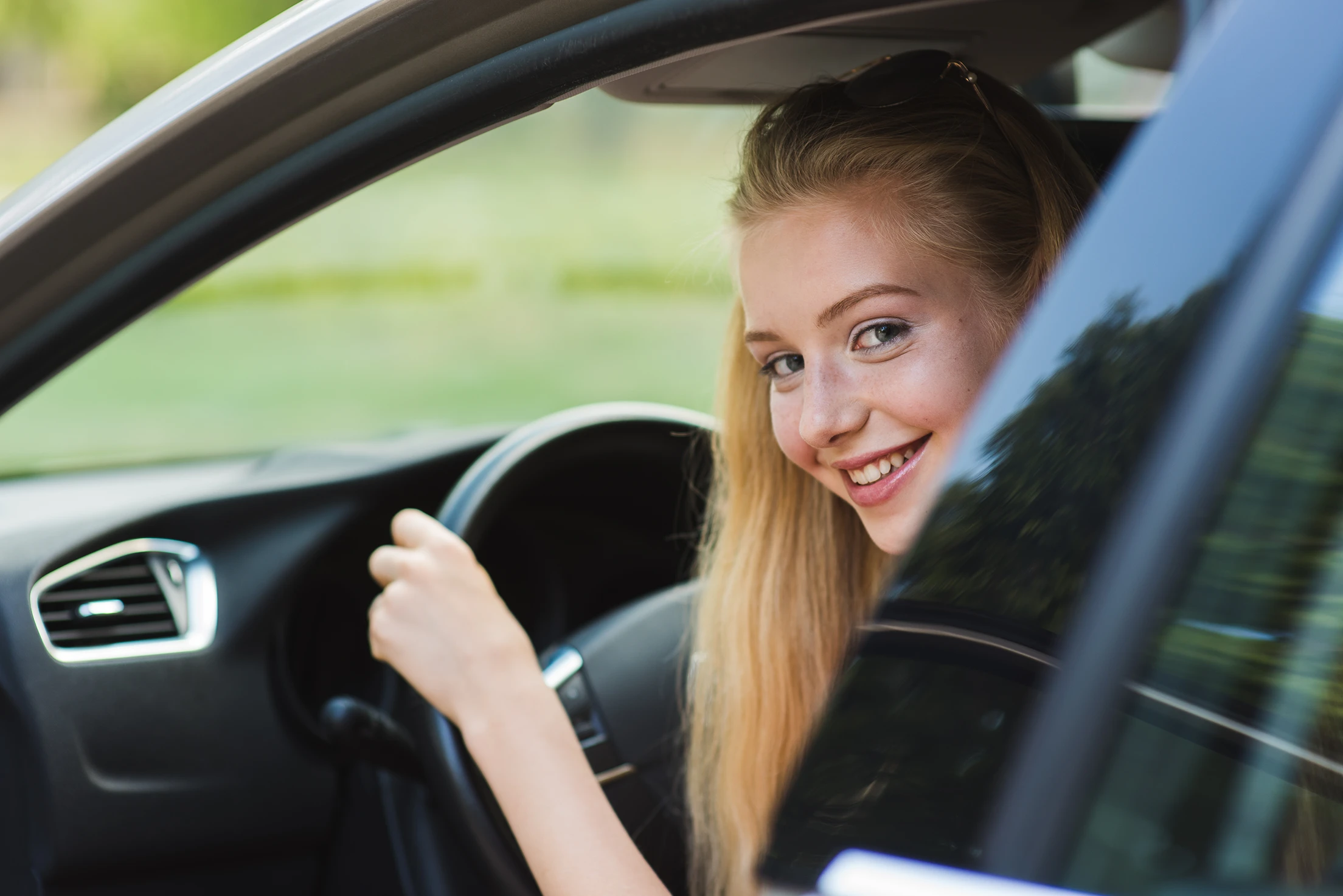happy-blondy-woman-driving-car